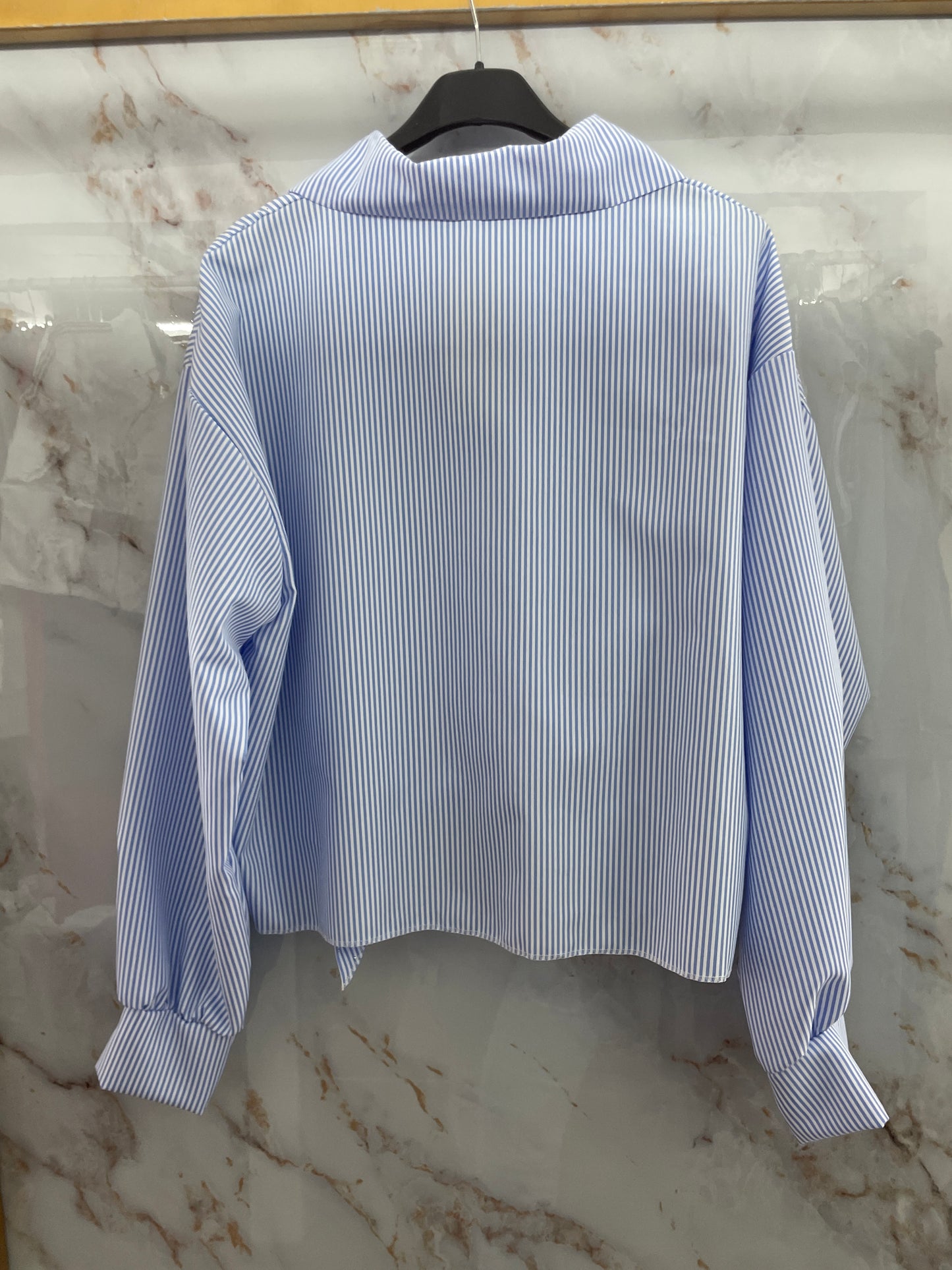 Camicia bianca e celeste