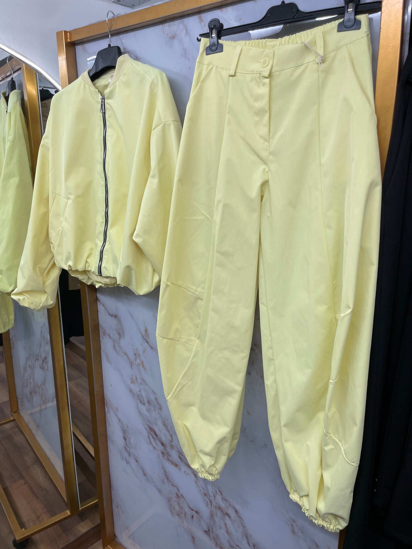 Completo tessuto tecnico giallo