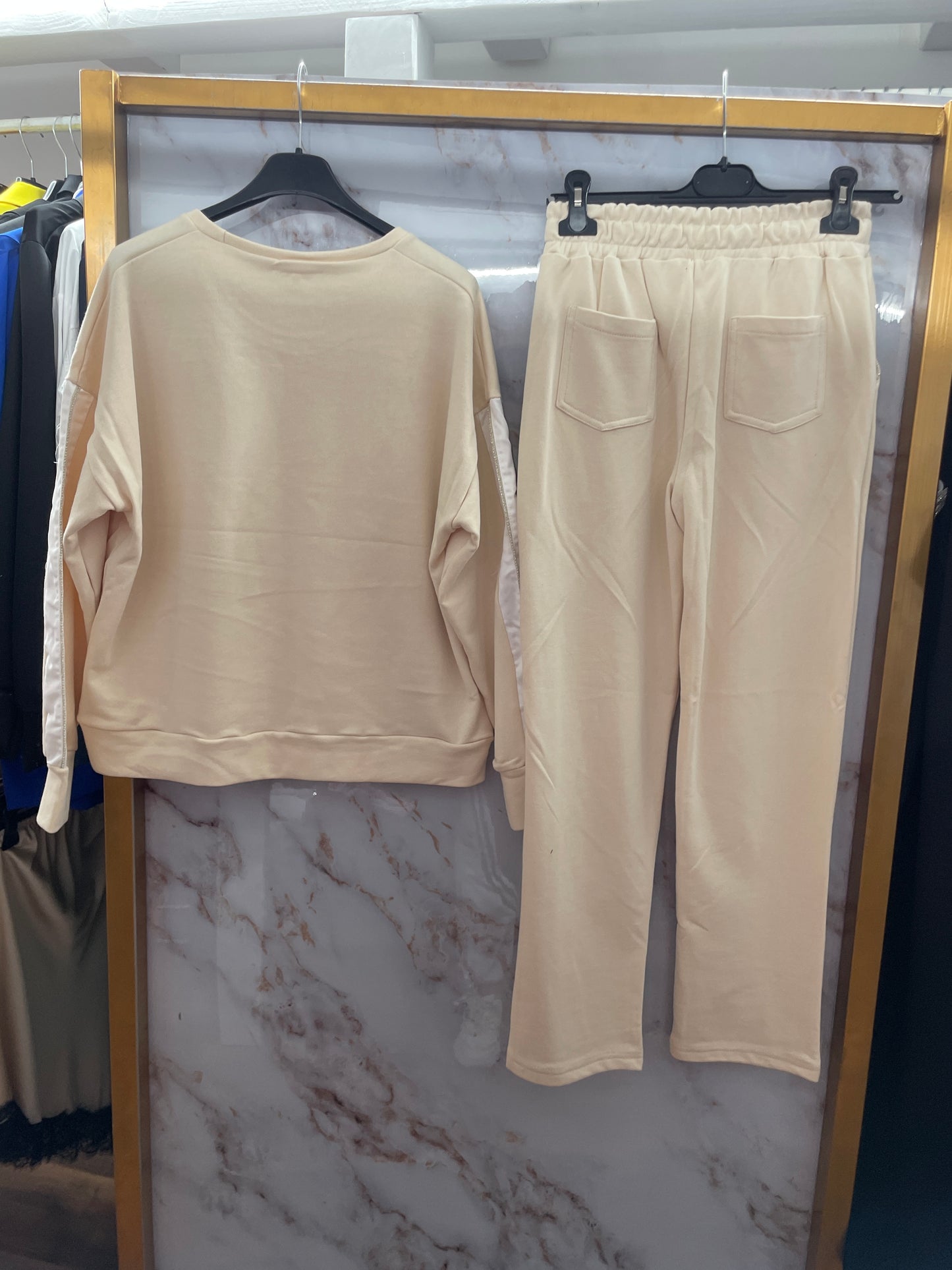 Tuta beige e bianca