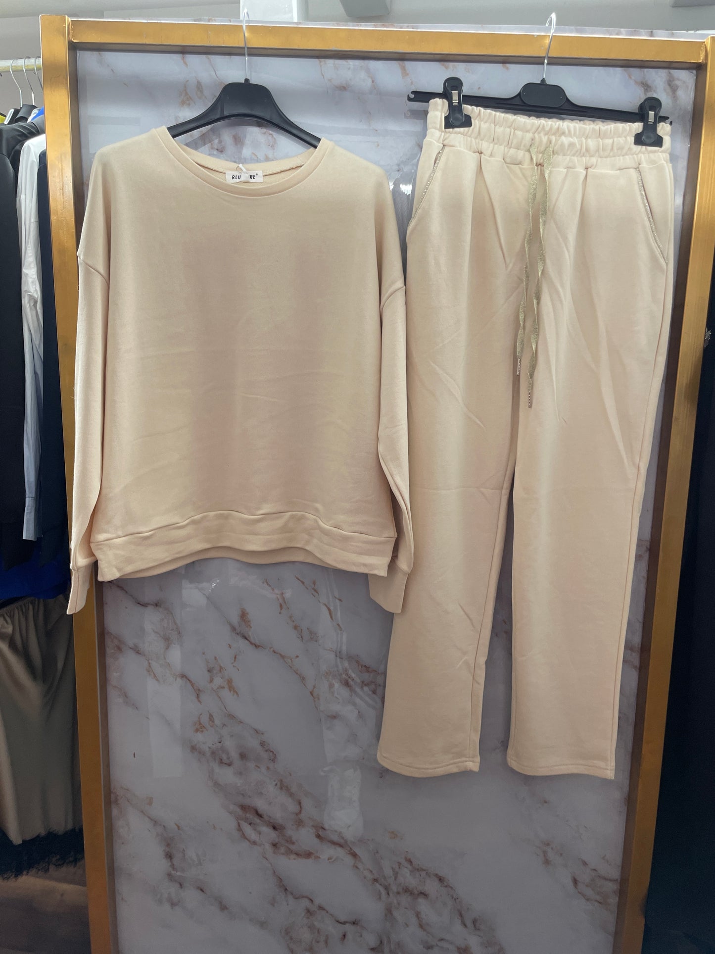 Tuta beige e bianca