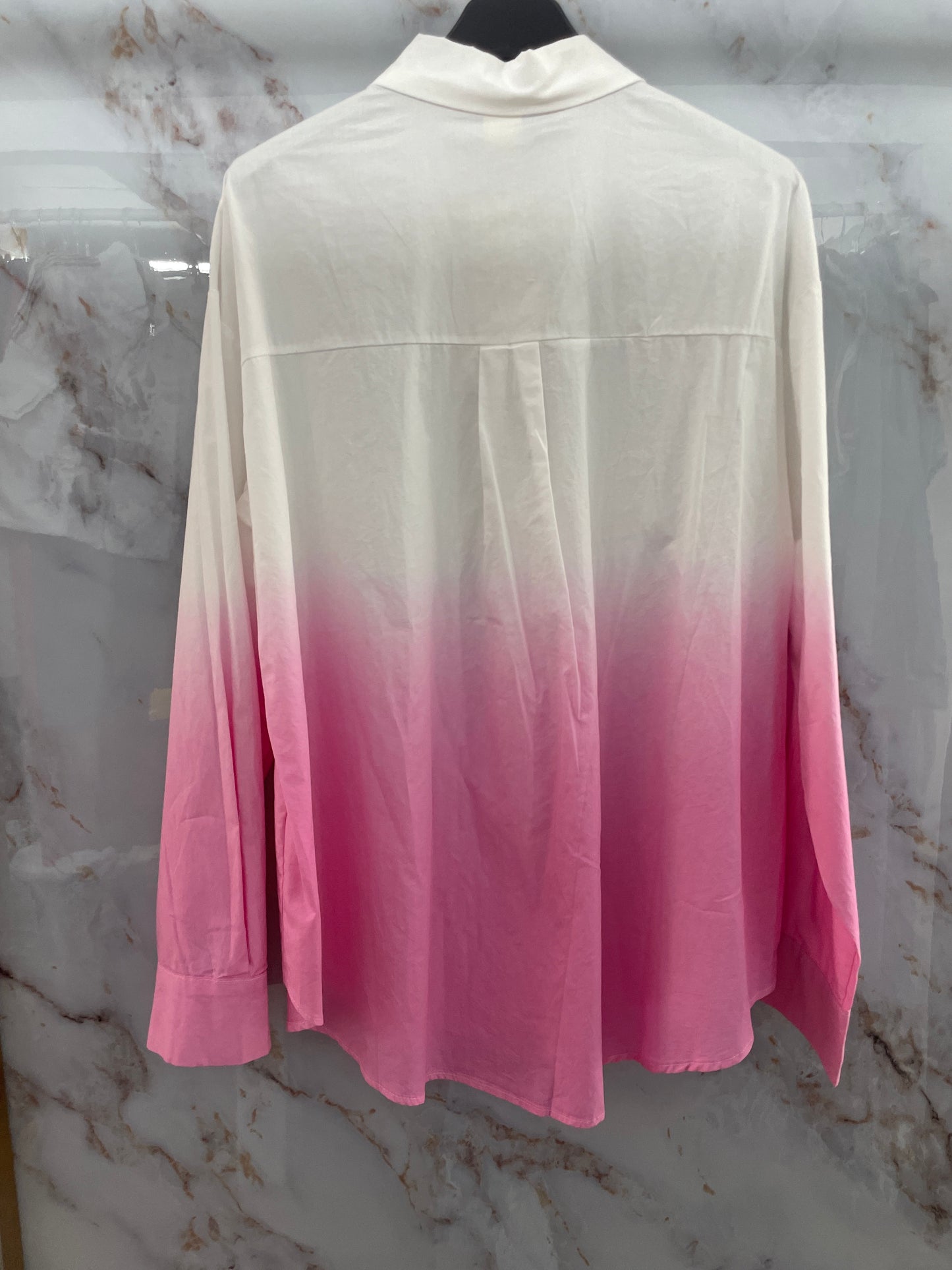 Camicia bianca e rosa